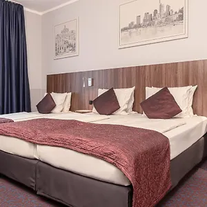 Ramada By Wyndham Frankfurt Station فندق